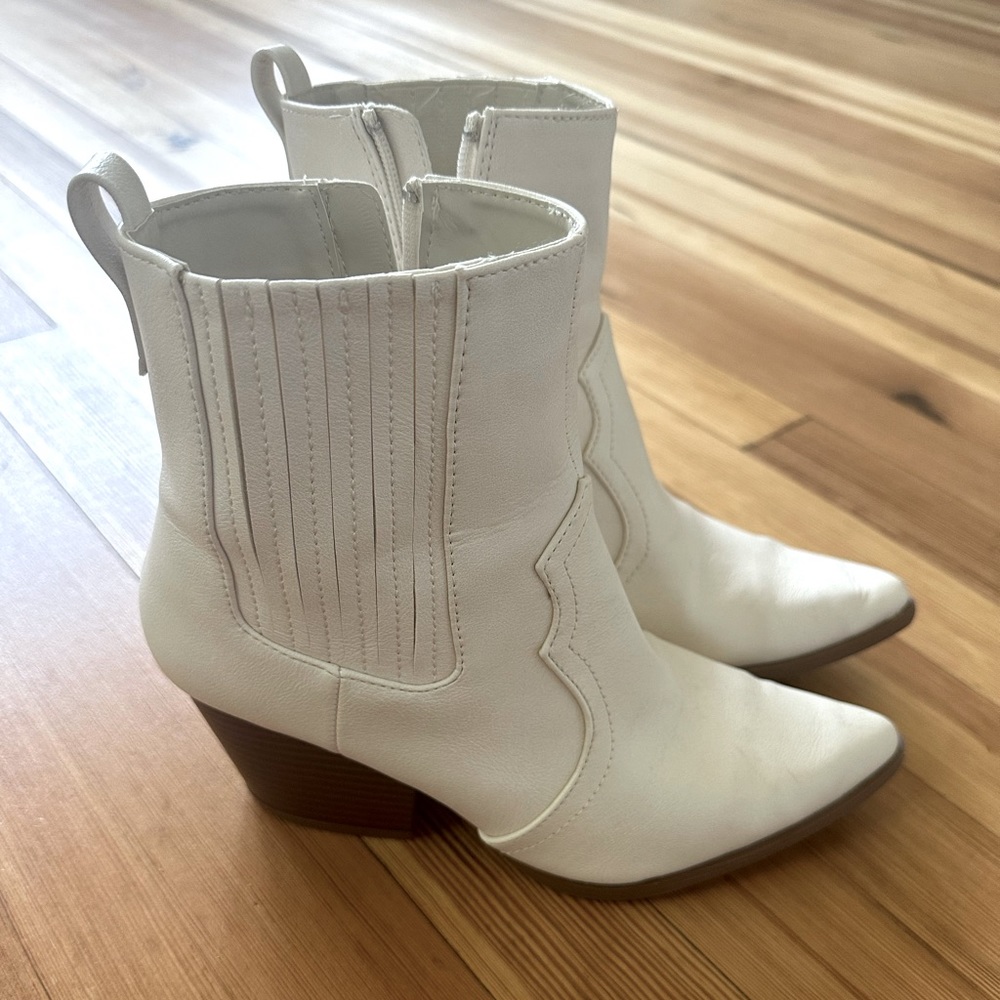 White boots size 8.5